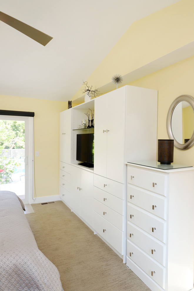 Пример оригинального дизайна: хозяйская спальня среднего размера в стиле неоклассика (современная классика) с желтыми стенами, ковровым покрытием и бежевым полом без камина