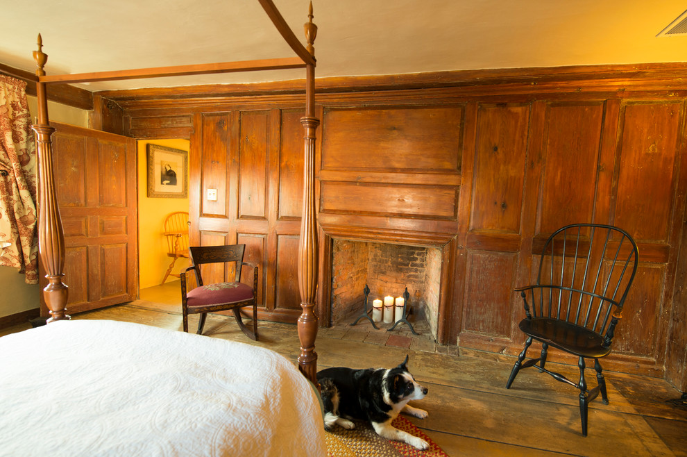 ボストンにある中くらいなカントリー風のおしゃれな客用寝室 (茶色い壁、無垢フローリング、標準型暖炉、木材の暖炉まわり) のレイアウト