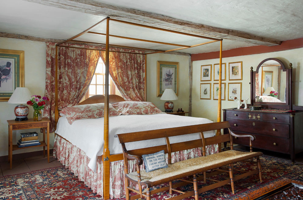ボストンにある小さなカントリー風のおしゃれな主寝室 (白い壁、塗装フローリング、赤いカーテン) のレイアウト