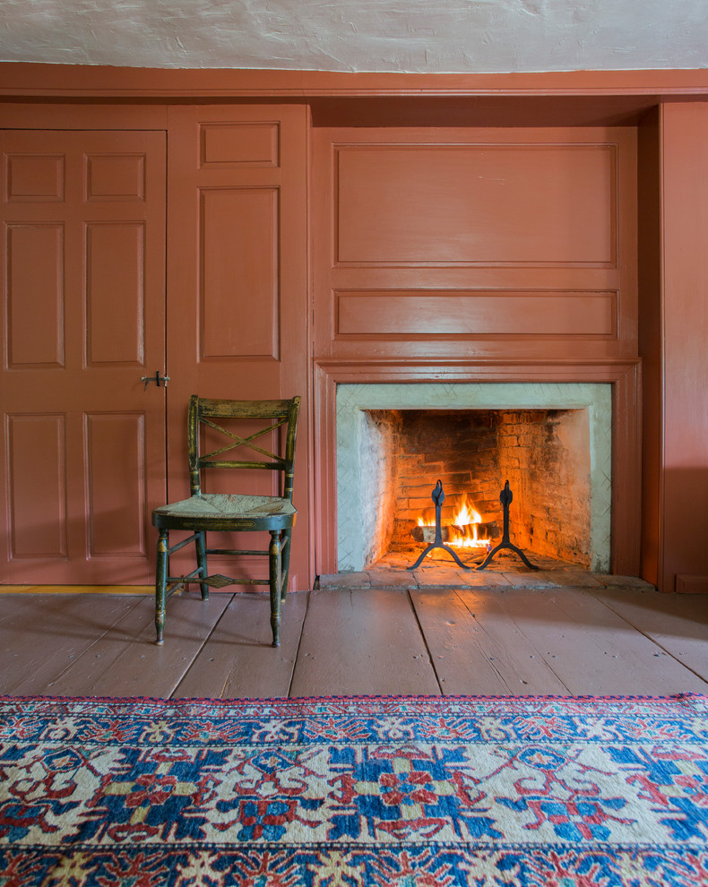 ボストンにある中くらいなトラディショナルスタイルのおしゃれな主寝室 (赤い壁、塗装フローリング、標準型暖炉、木材の暖炉まわり)