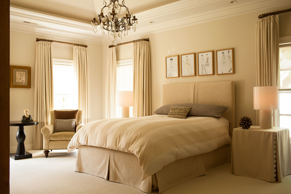 Стильный дизайн: большая спальня в стиле неоклассика (современная классика) с бежевыми стенами и ковровым покрытием - последний тренд