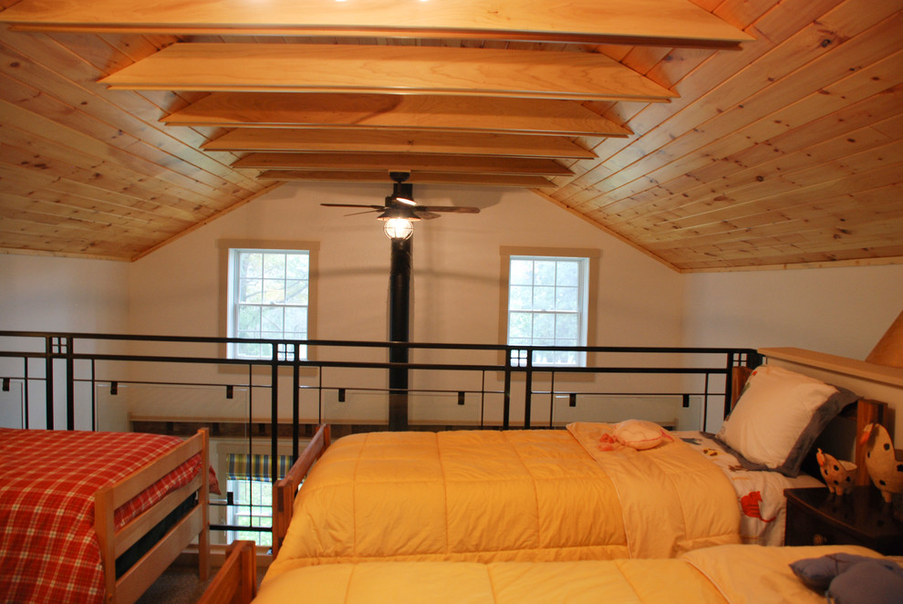 Ejemplo de dormitorio tipo loft campestre pequeño con paredes blancas y moqueta