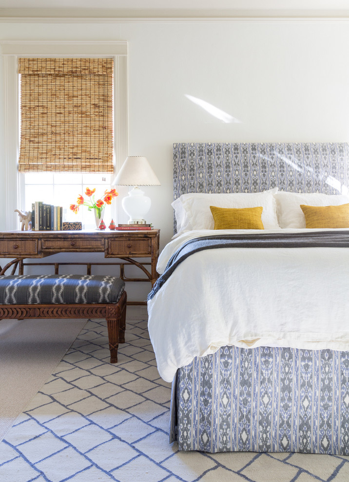 Diseño de habitación de invitados contemporánea de tamaño medio con paredes blancas y moqueta