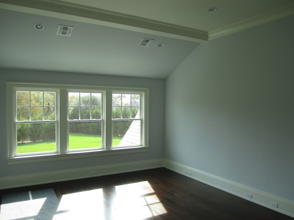 На фото: хозяйская спальня среднего размера в классическом стиле с белыми стенами, темным паркетным полом и коричневым полом без камина