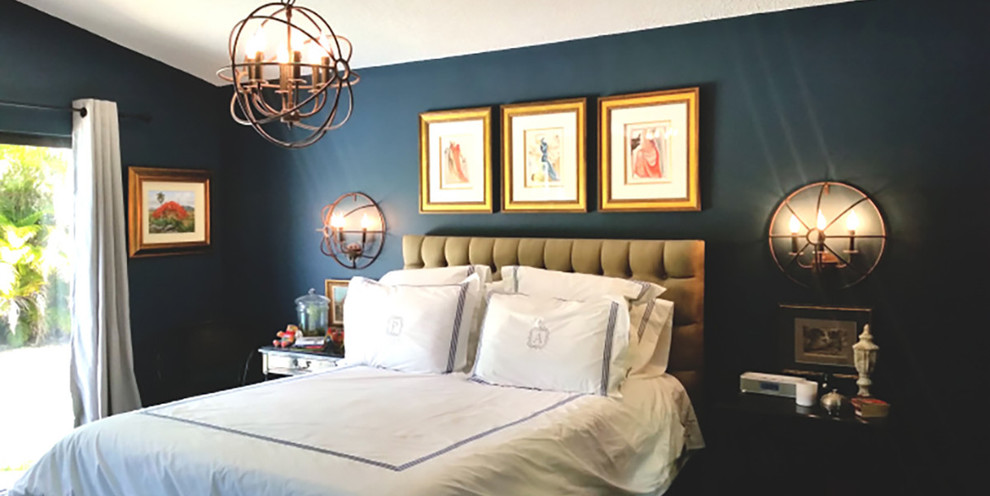 Stilmix Hauptschlafzimmer mit blauer Wandfarbe und dunklem Holzboden in Miami