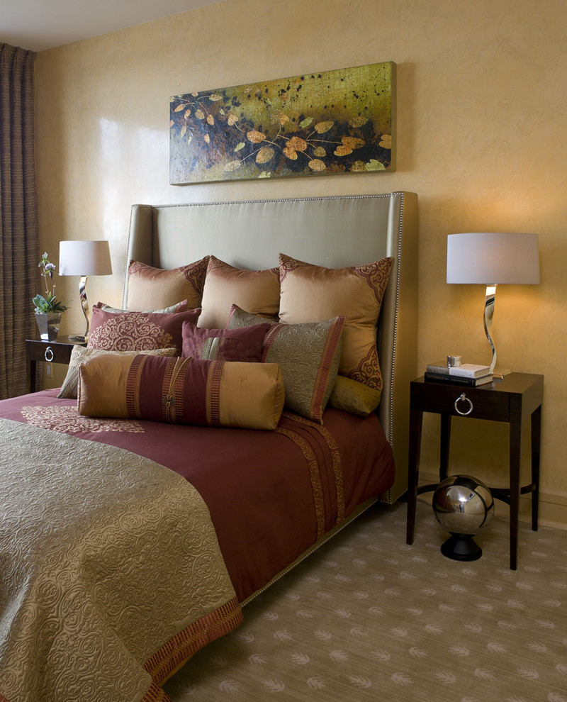 Idée de décoration pour une chambre avec moquette design de taille moyenne avec un mur jaune.