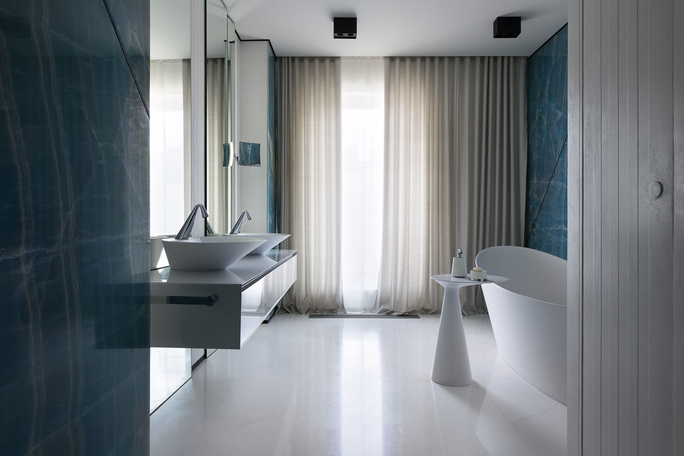 Großes Modernes Badezimmer mit lila Wandfarbe, gebeiztem Holzboden und braunem Boden in Sonstige