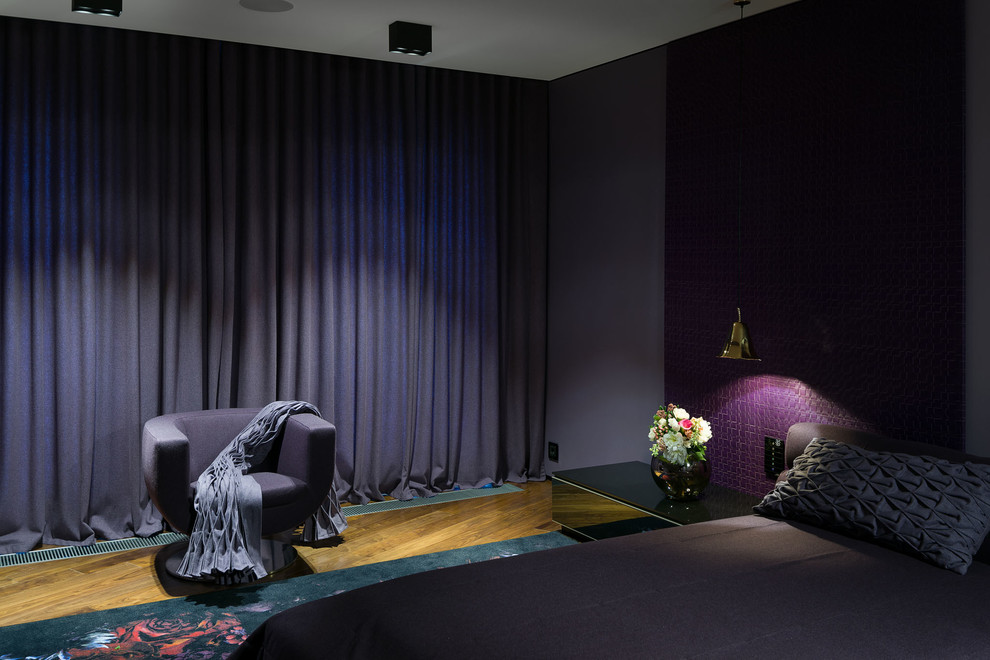 Idée de décoration pour une grande chambre parentale minimaliste avec un mur violet, parquet peint et un sol marron.