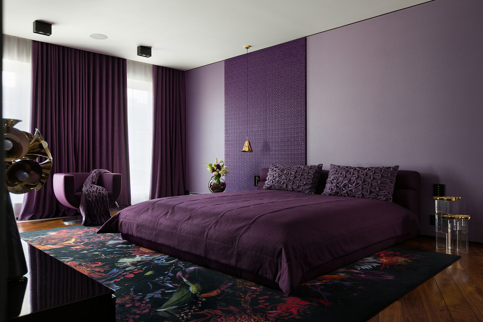 Immagine di una grande camera matrimoniale minimalista con pareti viola, pavimento in legno verniciato e pavimento marrone