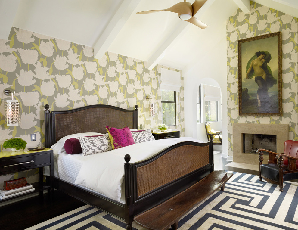 Свежая идея для дизайна: хозяйская спальня в современном стиле с разноцветными стенами и стандартным камином - отличное фото интерьера