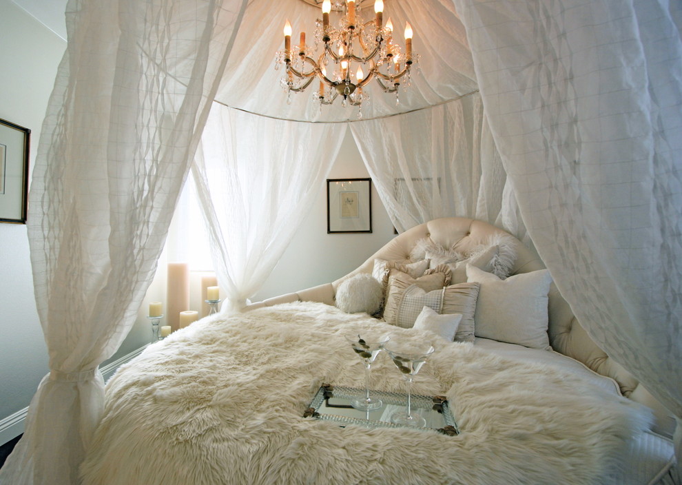 Idée de décoration pour une chambre style shabby chic avec un mur blanc.