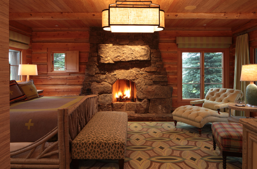 ミネアポリスにあるラスティックスタイルのおしゃれな主寝室 (標準型暖炉、石材の暖炉まわり) のインテリア