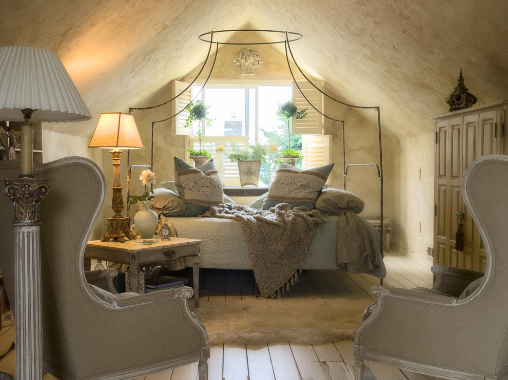 Immagine di una camera da letto mediterranea con pareti beige