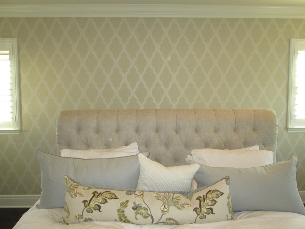 Mittelgroßes Modernes Hauptschlafzimmer mit beiger Wandfarbe in Orange County