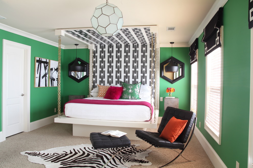 Стильный дизайн: спальня среднего размера в стиле фьюжн с зелеными стенами и ковровым покрытием - последний тренд