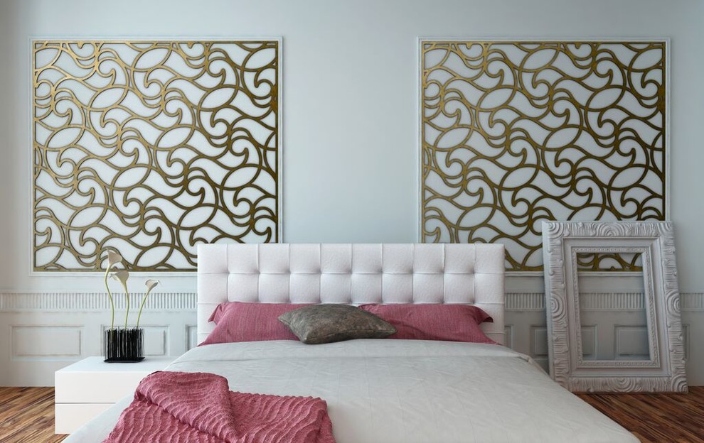 Mittelgroßes Modernes Hauptschlafzimmer mit weißer Wandfarbe und braunem Holzboden in Orange County