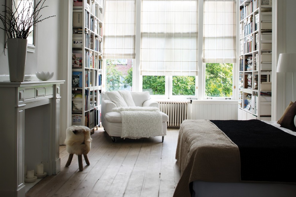 Стильный дизайн: хозяйская спальня среднего размера в стиле неоклассика (современная классика) с белыми стенами, светлым паркетным полом, стандартным камином и фасадом камина из дерева - последний тренд
