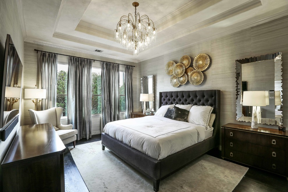Klassisches Schlafzimmer ohne Kamin mit grauer Wandfarbe und dunklem Holzboden in Austin