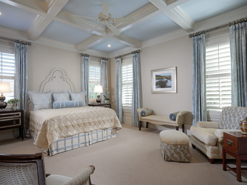 Стильный дизайн: большая хозяйская спальня: освещение в классическом стиле с бежевыми стенами и ковровым покрытием без камина - последний тренд