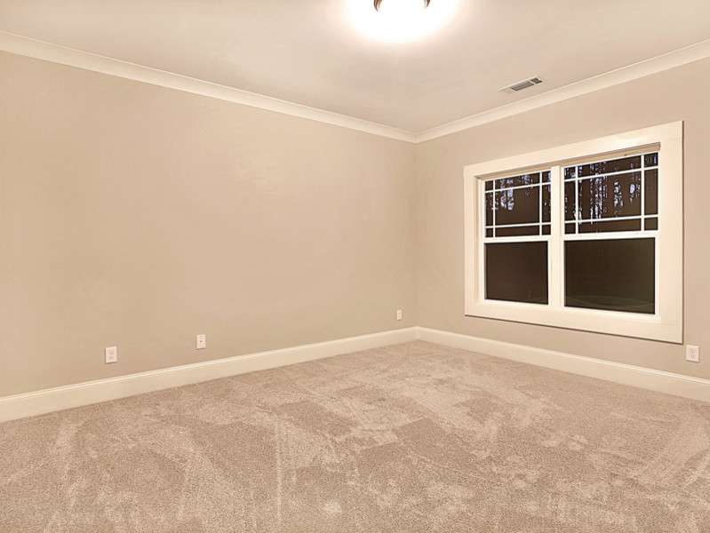 Aménagement d'une chambre avec moquette classique avec un mur gris.
