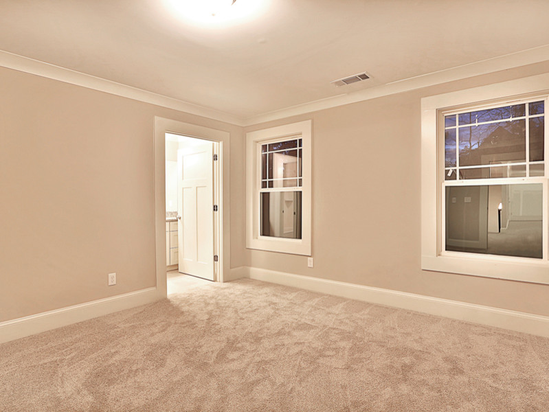 Klassisches Schlafzimmer mit grauer Wandfarbe und Teppichboden in Atlanta