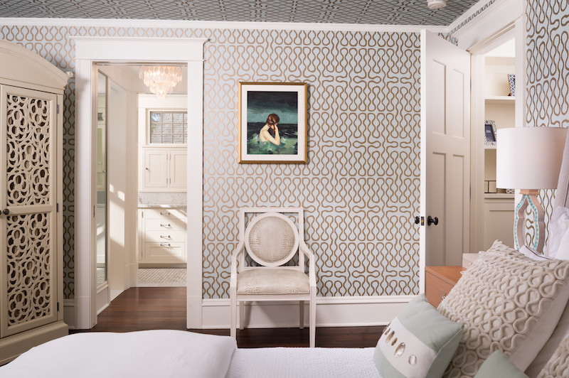 シアトルにある広いコンテンポラリースタイルのおしゃれな主寝室 (白い壁、濃色無垢フローリング、暖炉なし、茶色い床) のインテリア