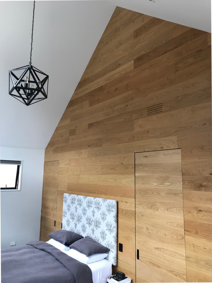 Стильный дизайн: хозяйская спальня среднего размера в стиле модернизм с коричневыми стенами, ковровым покрытием и серым полом - последний тренд