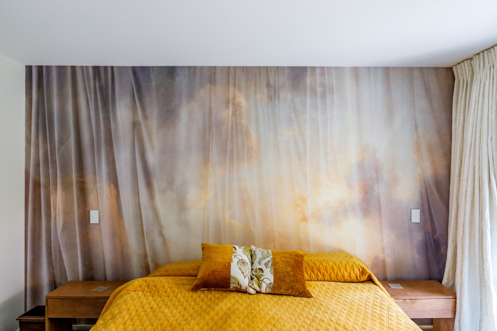 Foto de dormitorio principal actual de tamaño medio con paredes blancas, moqueta y suelo azul