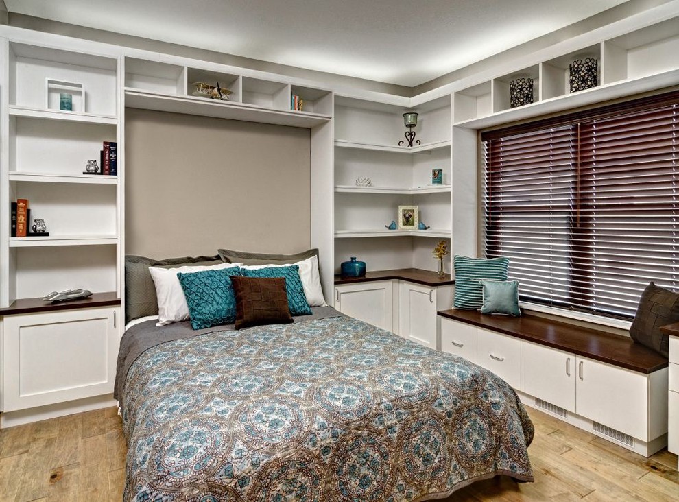 Exempel på ett stort modernt sovrum, med beige väggar, ljust trägolv och brunt golv