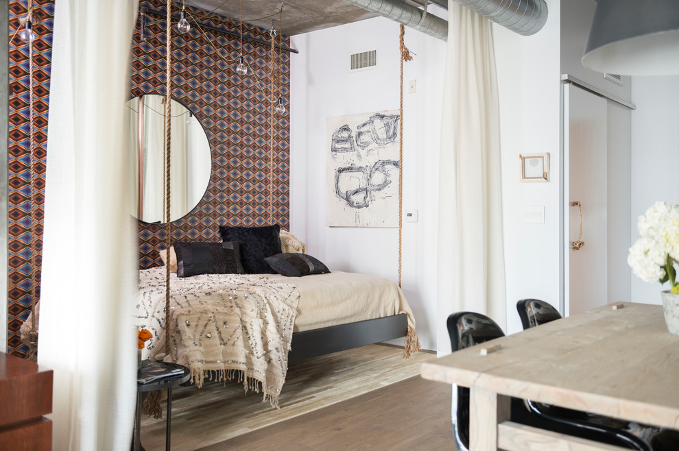 Mittelgroßes Industrial Hauptschlafzimmer ohne Kamin mit bunten Wänden, dunklem Holzboden und braunem Boden in Los Angeles