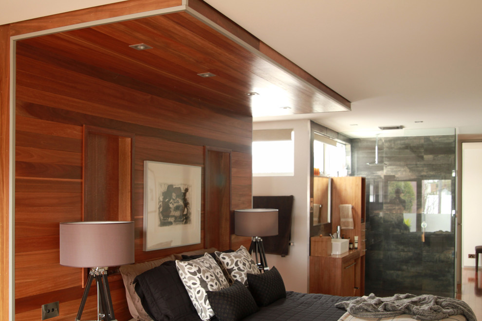 Großes Stilmix Hauptschlafzimmer mit beiger Wandfarbe und dunklem Holzboden in Sonstige