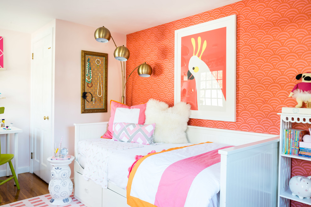 Стильный дизайн: гостевая спальня (комната для гостей) в стиле неоклассика (современная классика) с розовыми стенами - последний тренд