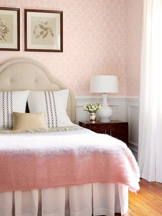 Idéer för stora funkis gästrum, med rosa väggar och ljust trägolv