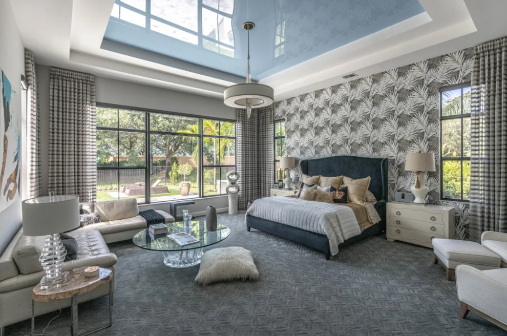 Ejemplo de dormitorio principal clásico grande sin chimenea con paredes multicolor, moqueta y suelo gris