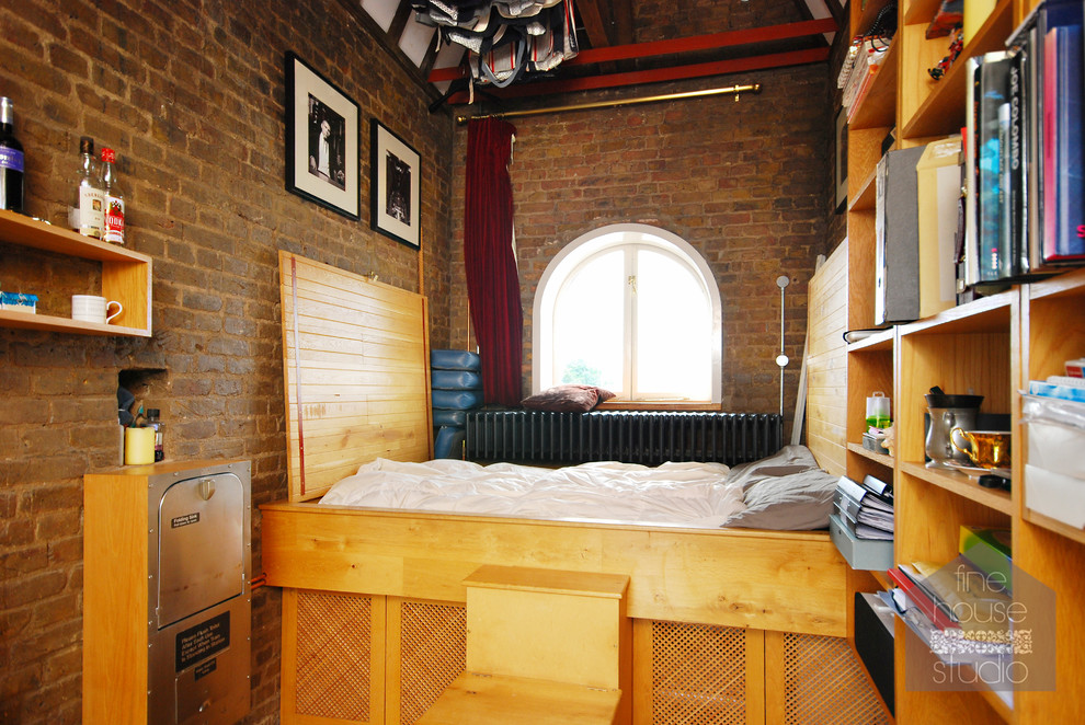 Cette photo montre une chambre mansardée ou avec mezzanine éclectique de taille moyenne avec un sol en bois brun.