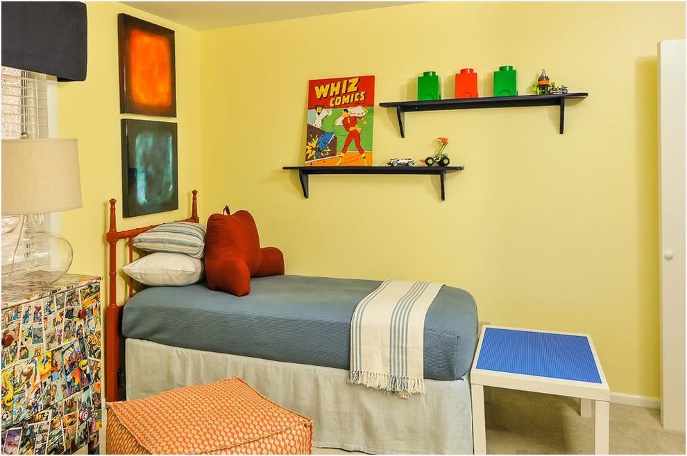 Kleines Klassisches Hauptschlafzimmer mit gelber Wandfarbe und Teppichboden in Dallas