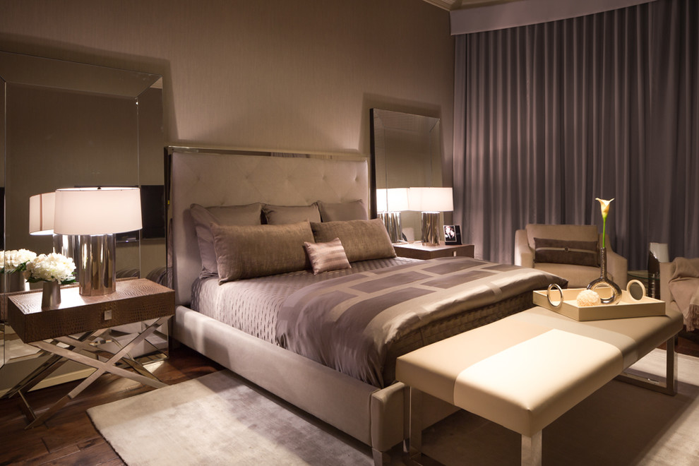 Foto de dormitorio principal moderno de tamaño medio con paredes marrones y suelo de madera en tonos medios