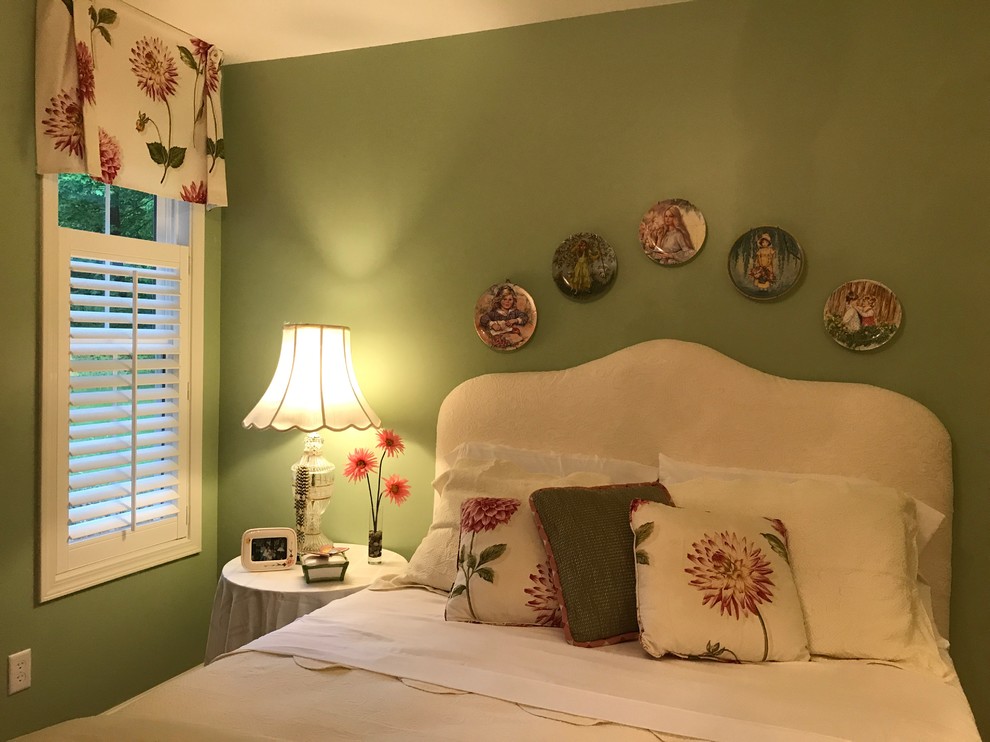 Kleines Klassisches Hauptschlafzimmer mit grüner Wandfarbe, hellem Holzboden und braunem Boden in Cleveland