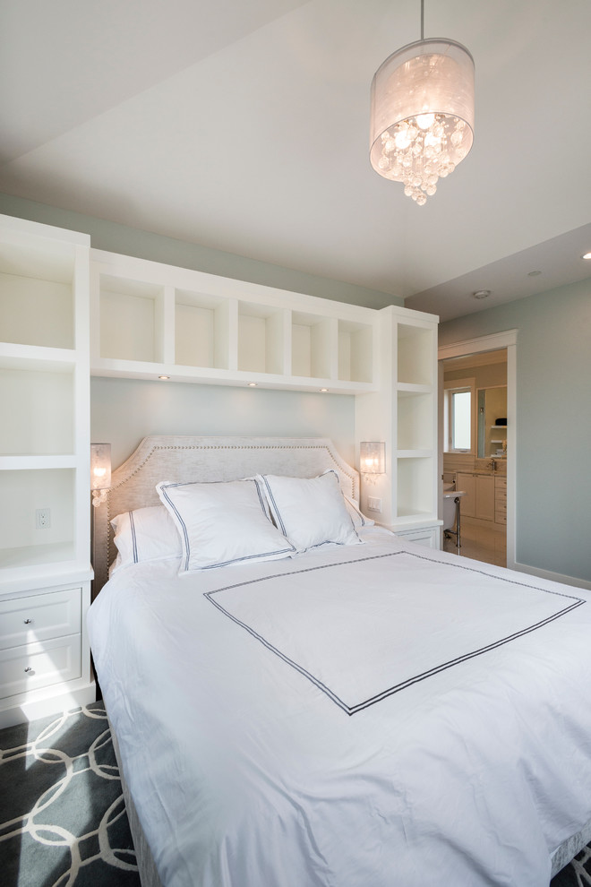 Свежая идея для дизайна: хозяйская спальня среднего размера в стиле неоклассика (современная классика) с серыми стенами, темным паркетным полом и коричневым полом - отличное фото интерьера