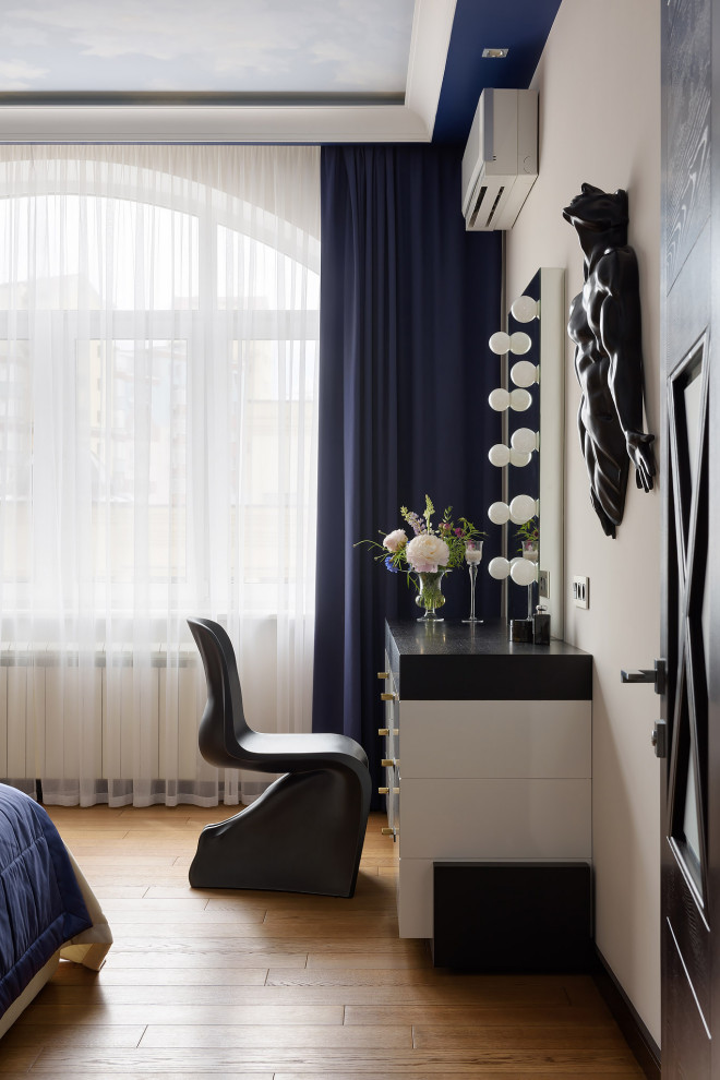 Diseño de dormitorio principal contemporáneo de tamaño medio sin chimenea con paredes azules, suelo de madera oscura y suelo beige