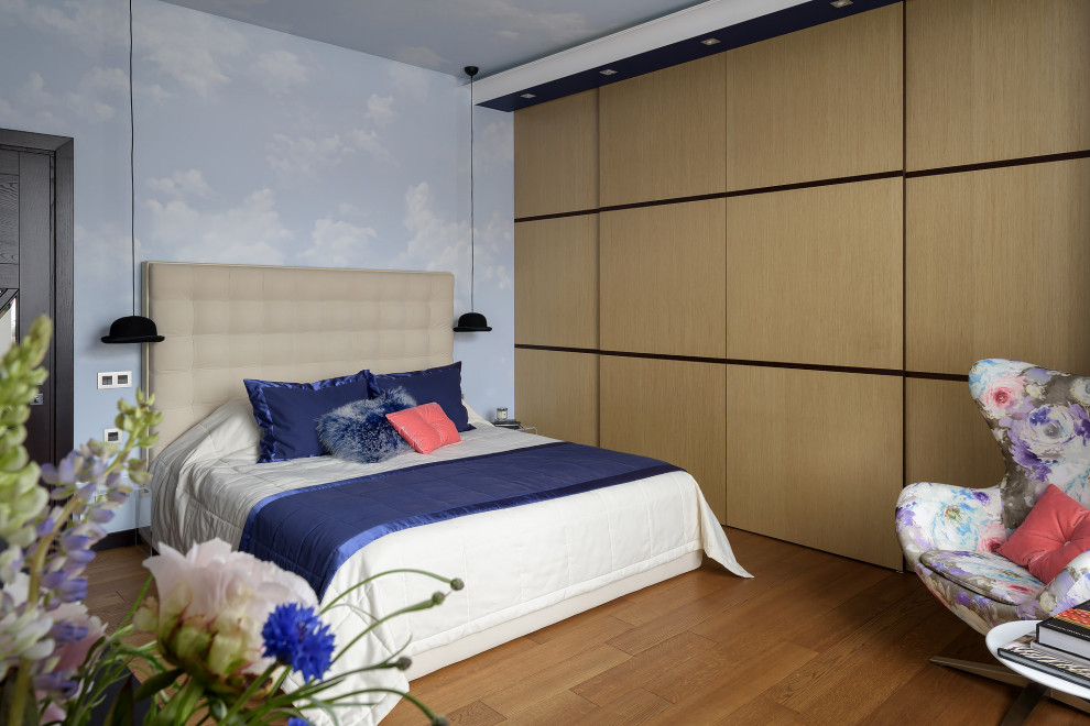 Стильный дизайн: хозяйская спальня среднего размера в современном стиле с синими стенами, темным паркетным полом, коричневым полом, потолком с обоями и обоями на стенах без камина - последний тренд