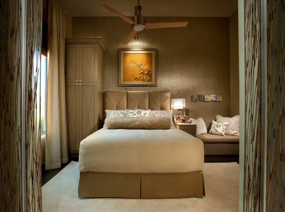 Modernes Schlafzimmer mit brauner Wandfarbe in Phoenix