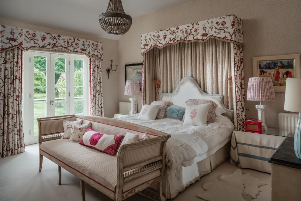 Imagen de dormitorio principal bohemio de tamaño medio con paredes beige, moqueta y suelo beige