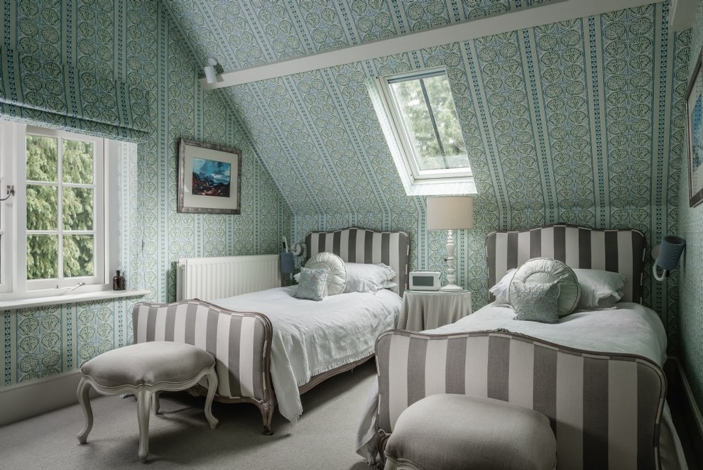На фото: гостевая спальня среднего размера, (комната для гостей) в стиле фьюжн с ковровым покрытием, разноцветными стенами и серым полом без камина с