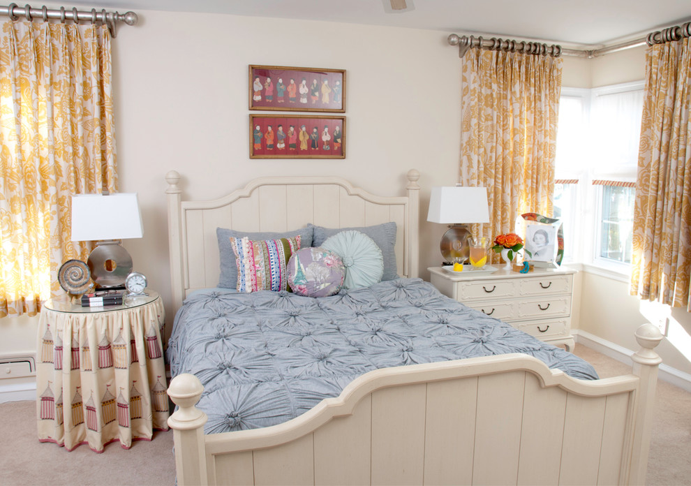 Cette photo montre une chambre avec moquette chic avec un mur beige et aucune cheminée.