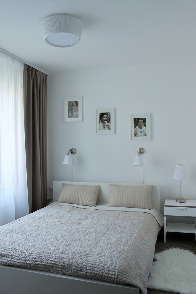 Imagen de dormitorio pequeño con paredes blancas y moqueta