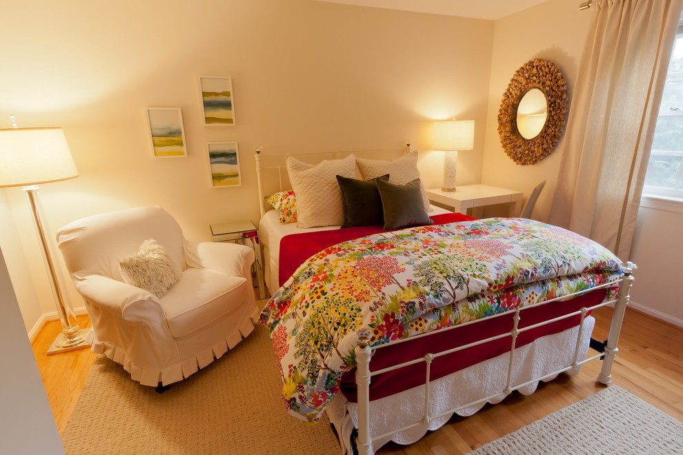 На фото: хозяйская спальня в стиле фьюжн с бежевыми стенами, паркетным полом среднего тона и желтым полом с