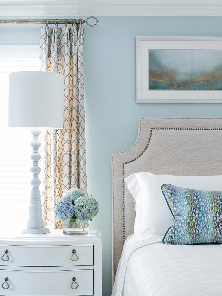 На фото: большая хозяйская спальня в стиле модернизм с синими стенами и ковровым покрытием без камина