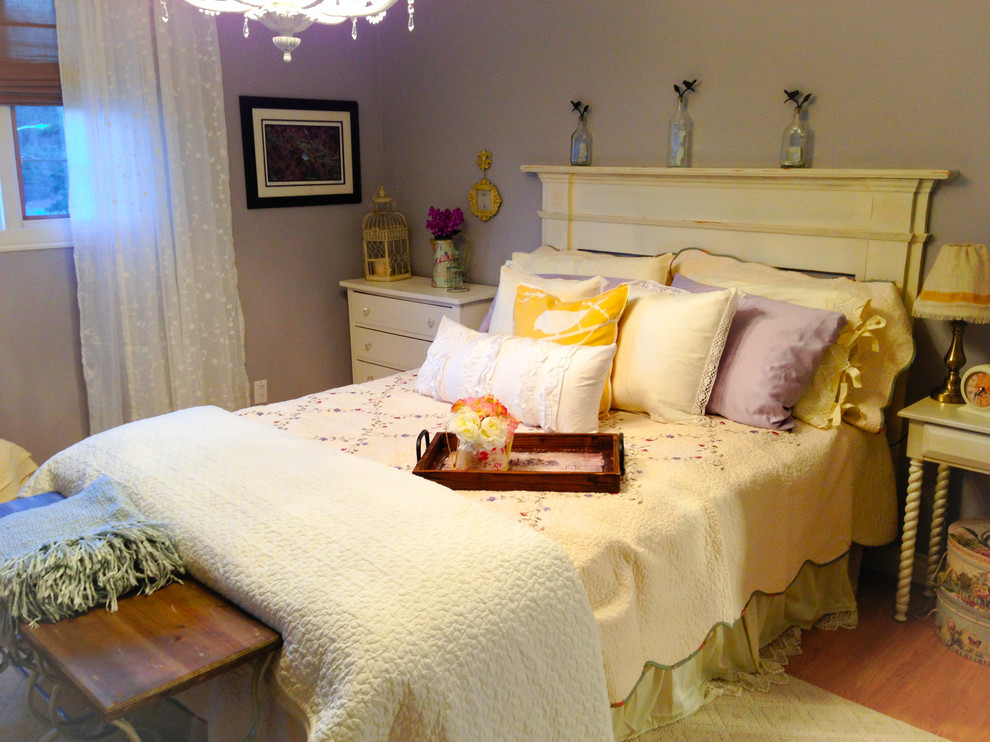 Cette photo montre une chambre parentale romantique avec un mur violet et parquet clair.