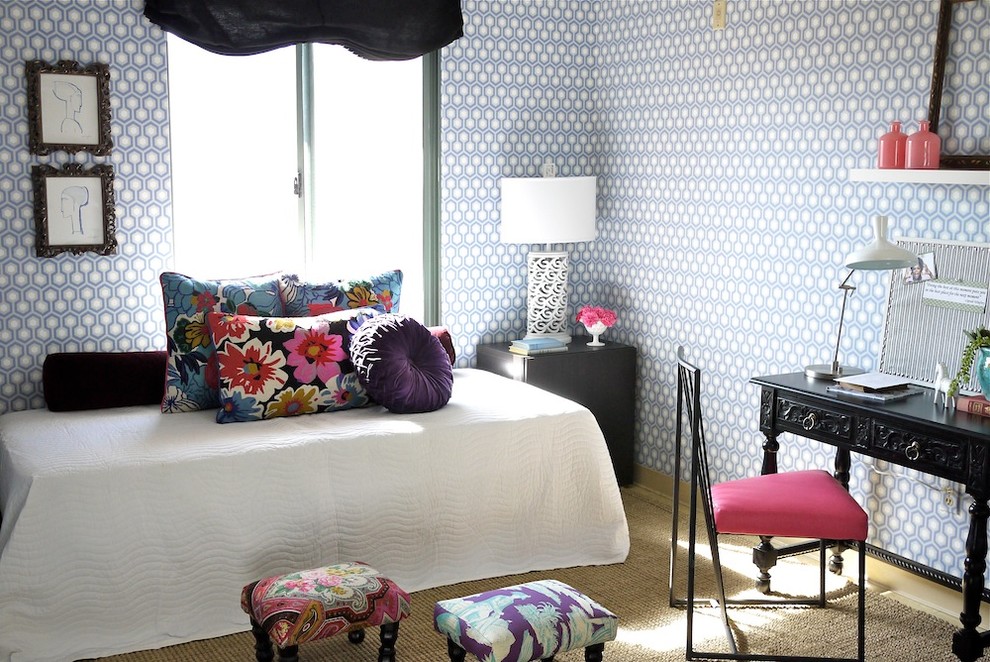 Eklektisk inredning av ett sovrum, med flerfärgade väggar